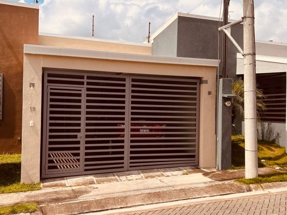 House for sale in Mercedes north of Heredia, residential Los Luises 2.