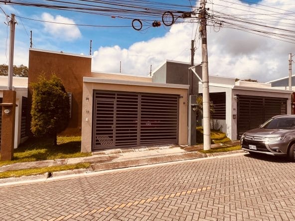 House for sale in Mercedes north of Heredia, residential Los Luises 2.