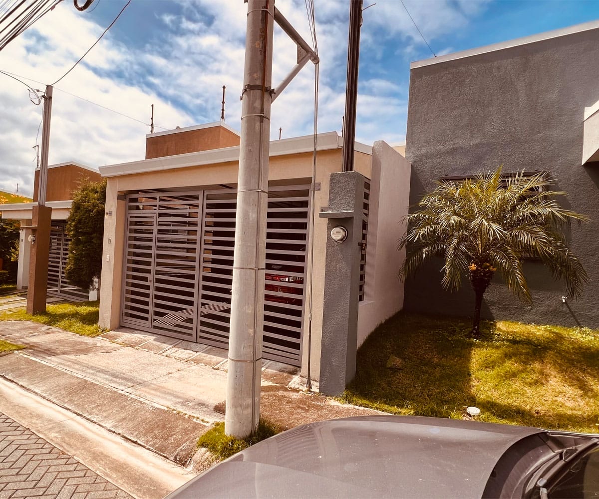 Casa a la venta en Mercedes norte de Heredia, residencial Los Luises 2.