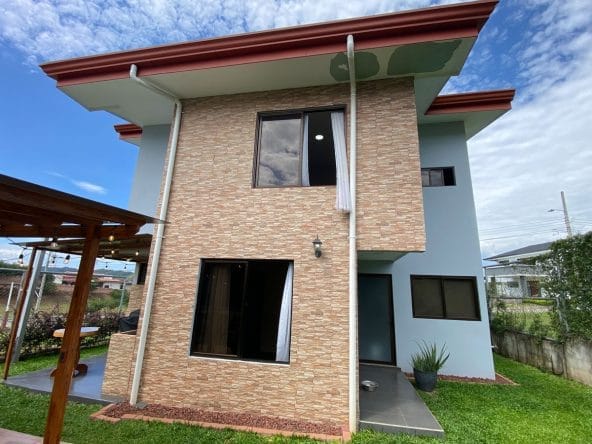 Casa de 2 plantas a la venta en condominio Valle Verde en Las Vueltas de La Guacima.