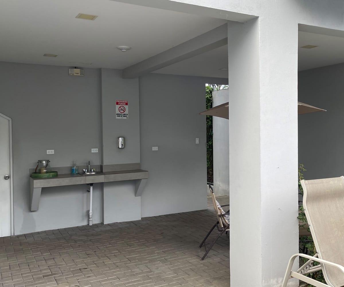 Apartamento moderno a la venta en San Rafael de Escazú. Bien adjudicado bancario.