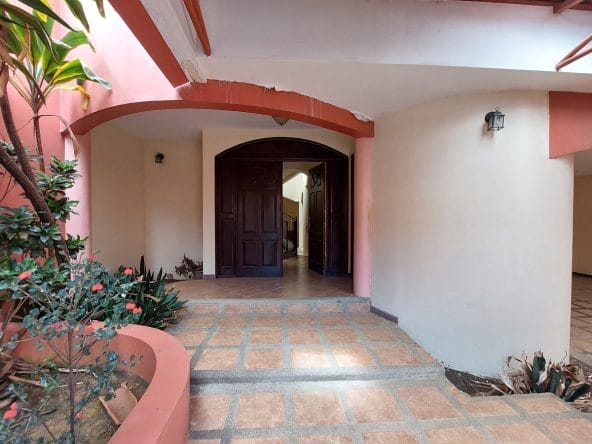  House for sale in La Itaba (Curridabat). Bank foreclosed property.