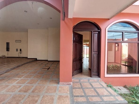  House for sale in La Itaba (Curridabat). Bank foreclosed property.