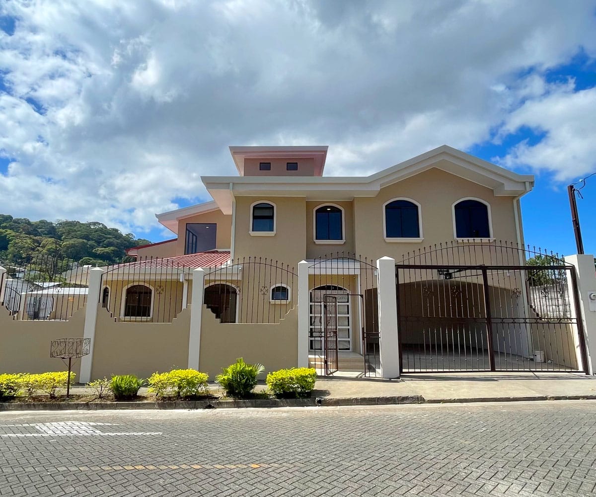 Casa de 3 habitaciones a la venta en Lomas de Ayarco, Curridabat, San José.