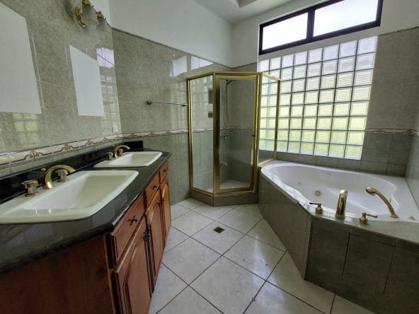 4 bedroom house for sale in Bosques de Altamonte Condominium in Curridabat.