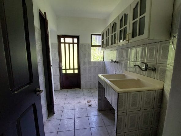 Casa de 4 habitaciones a la venta en condominio Bosques de Altamonte en Curridabat.