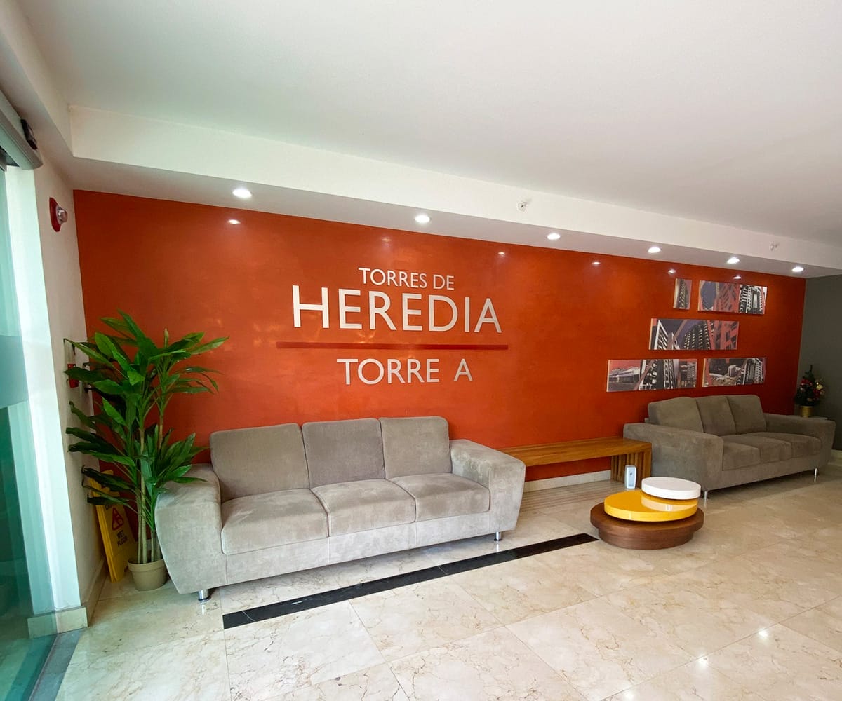 Apartment for sale in Torres de Heredia condominium. Bank auction.