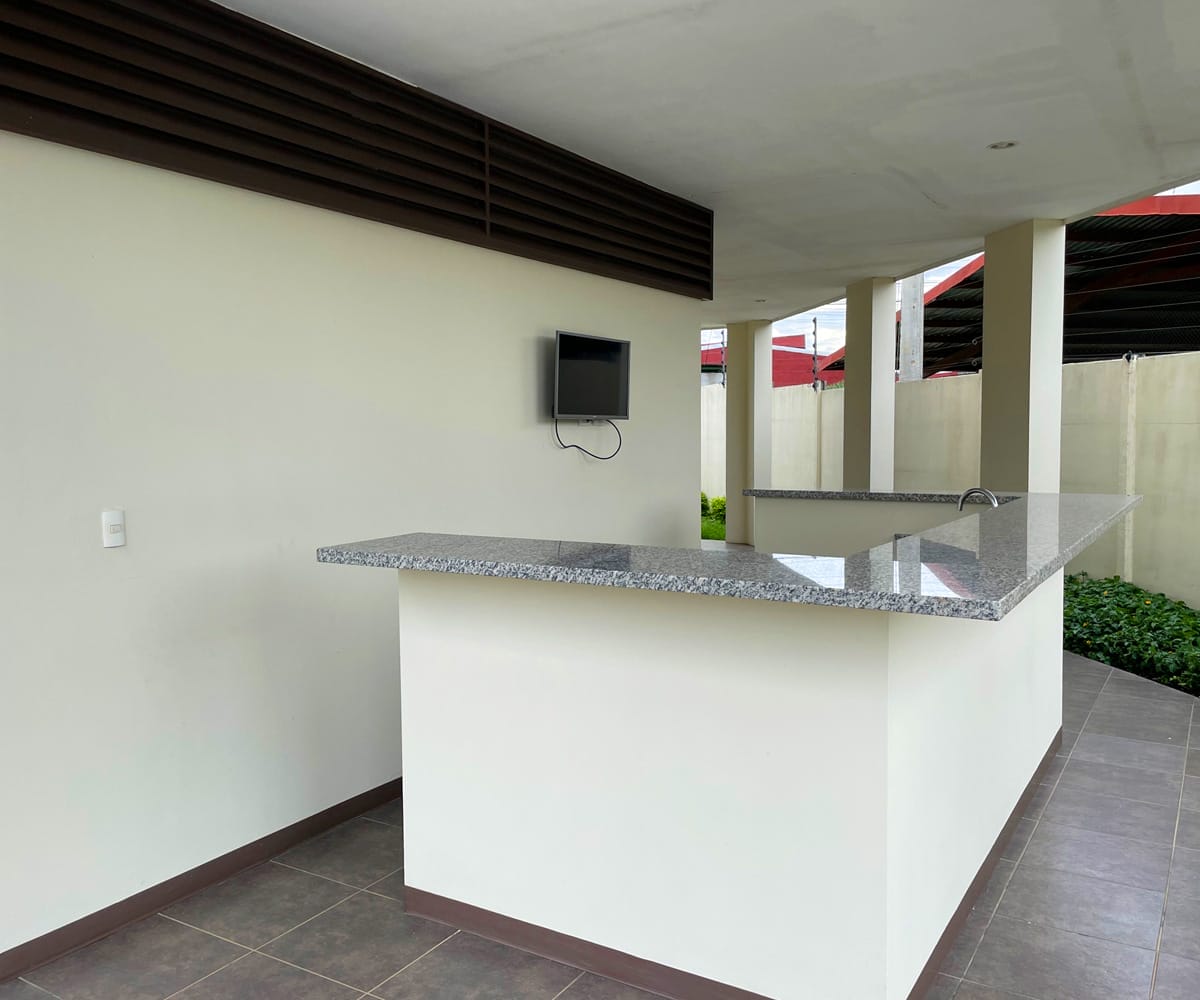 1 bedroom apartment for sale in condominium Los Volcanes in San Pablo de Heredia. Bank auction.