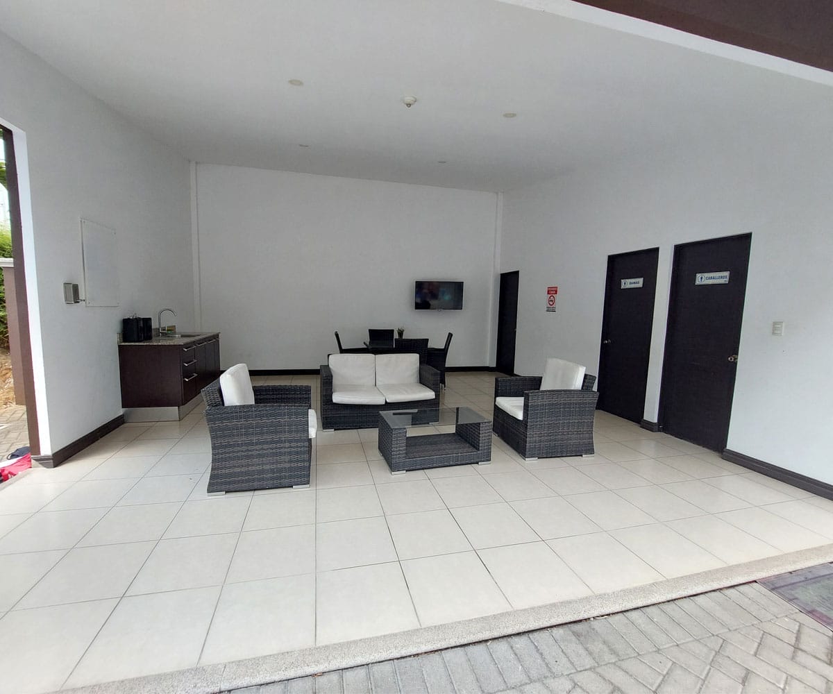 2 bedroom apartment for sale in condominium located in San Sebastian, San Jose. Bank auction.