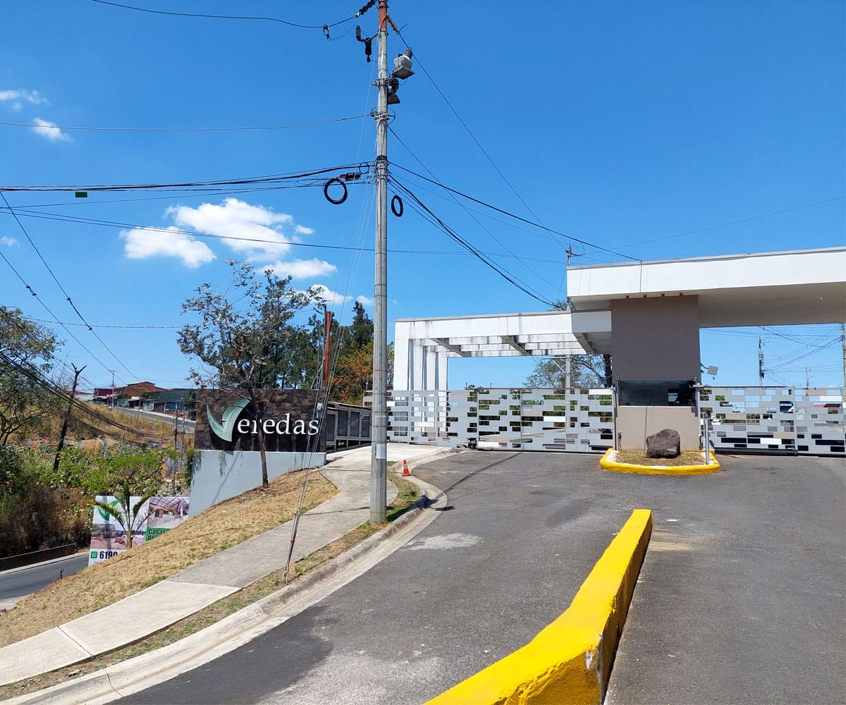 Lots for sale in Condominio Las Veredas in Alajuelita. Bank foreclosed properties.