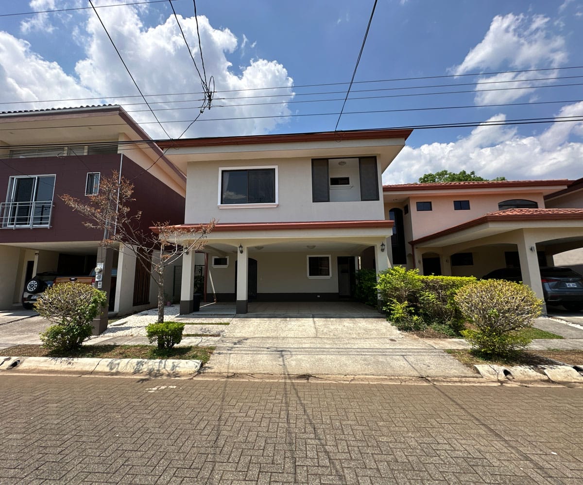 Casa en condominio a la venta en Alajuela.