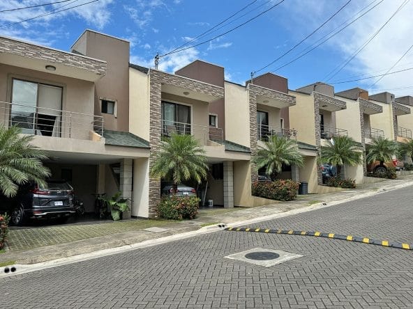 Casa a la venta en el condominio Altavista, Brasil de Mora. Bien adjudicado bancario.