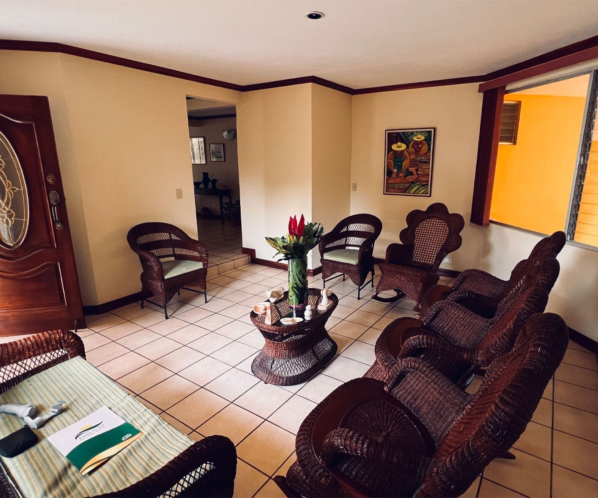 Casa de dos plantas a la venta en Residencial Los Arcos en Cariari, Heredia.