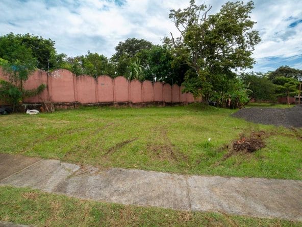 Lote de 905 m2 en condominio Posada del Río en La Guacima.