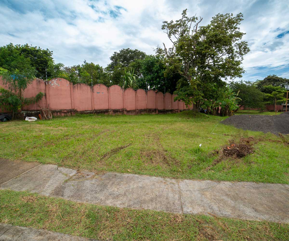 Lote de 905 m2 en condominio Posada del Río en La Guacima.