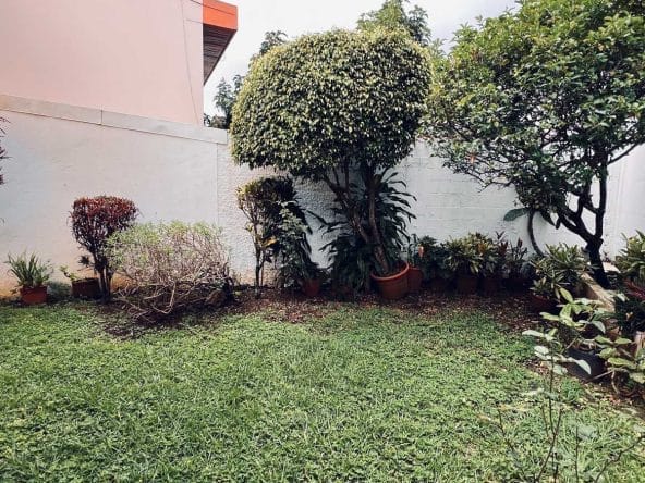 Casa de dos plantas a la venta en Residencial Los Arcos en Cariari, Heredia.