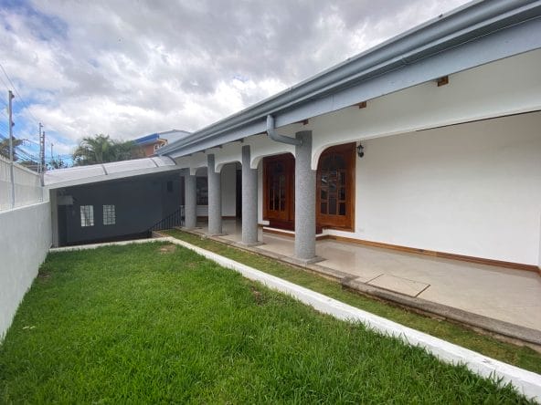 Casa de dos plantas a la venta en Guayabos de Curridabat.