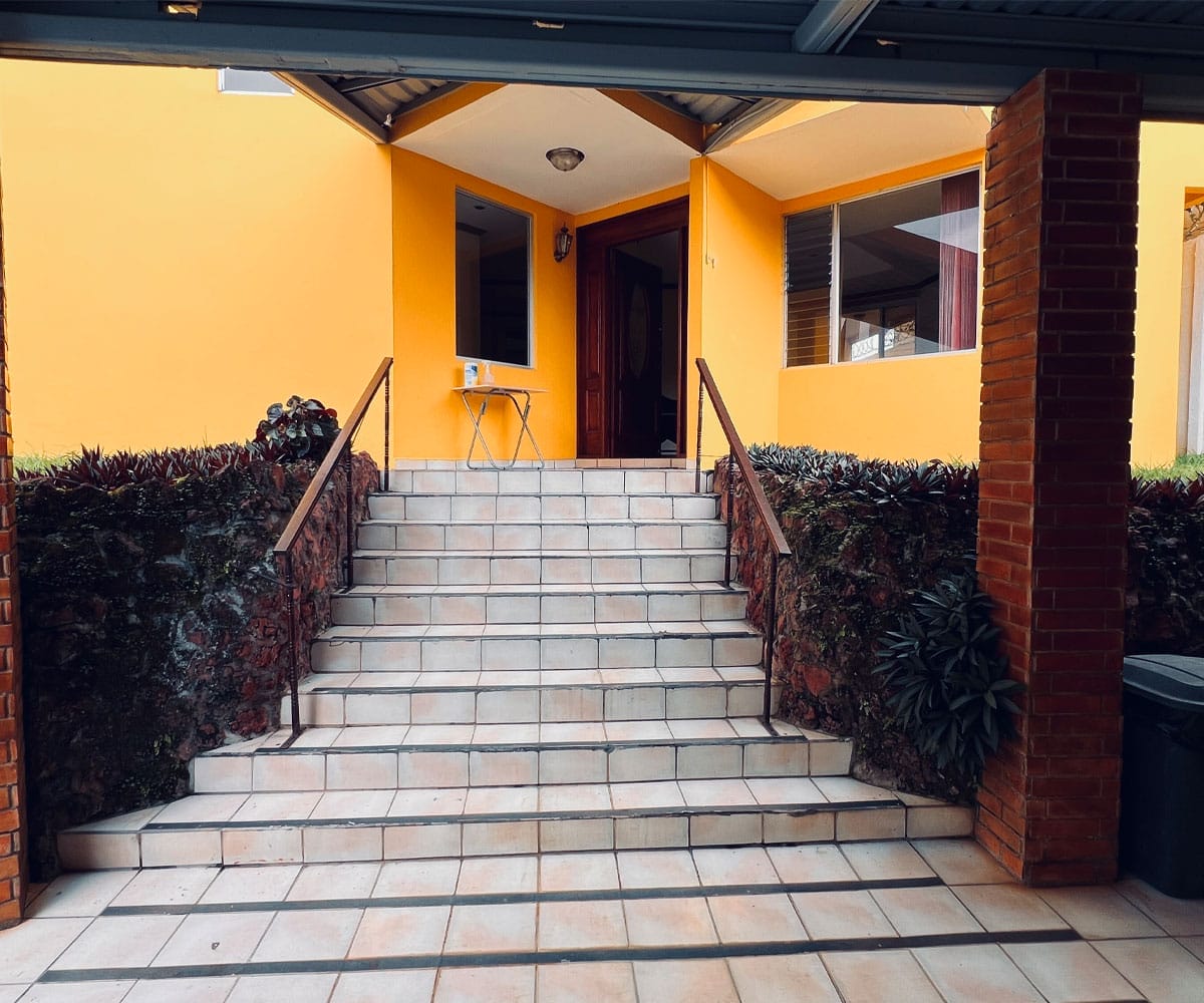 Casa de dos plantas a la venta en Residencial Los Arcos en Cariari, Heredia.