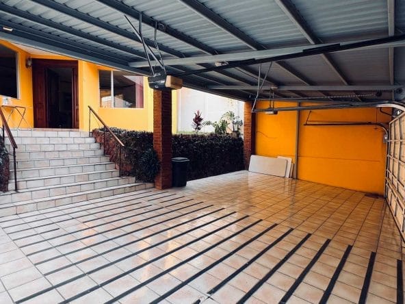 Casa de dos plantas a la venta en Residencial Los Arcos en Cariari, Heredia.