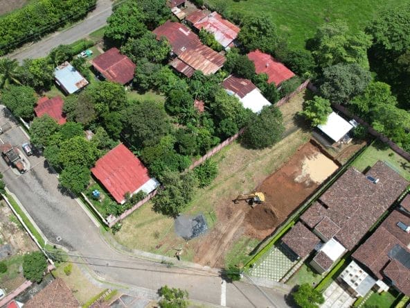 Lote de 905 m2 en condominio Posada del Río en La Guacima.