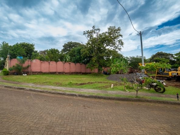 Lote de 905 m2 en condominio Posada del Río en La Guacima.