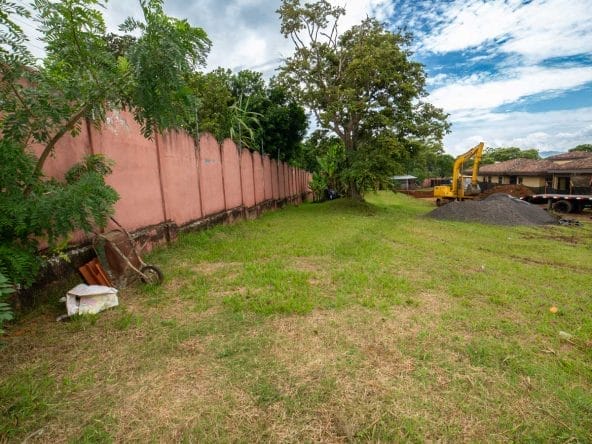 Lote de 905 m2 en condominio Posada del Río en La Guacima.