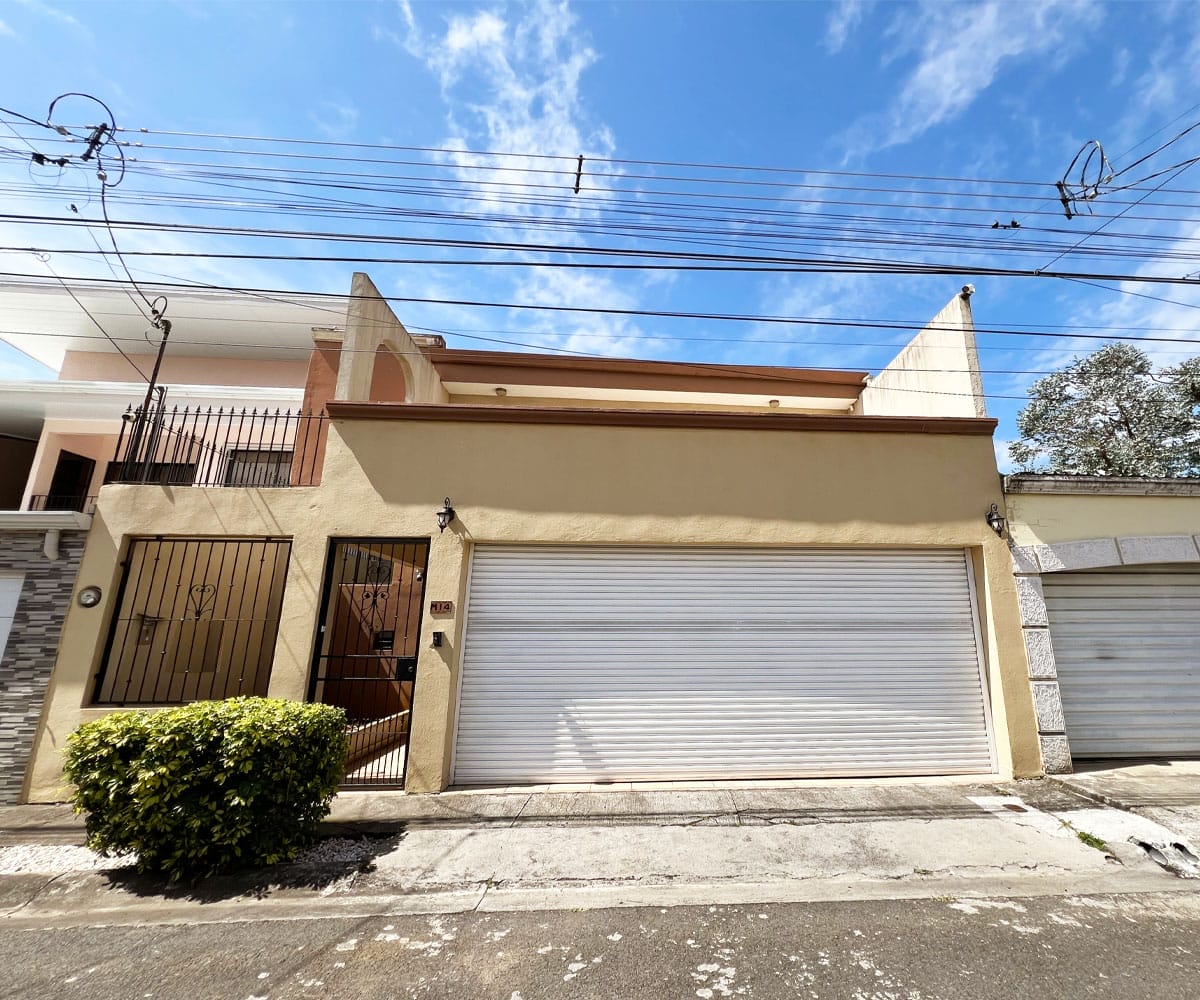 Casa de dos plantas a la venta en Tres Rios de Cartago.