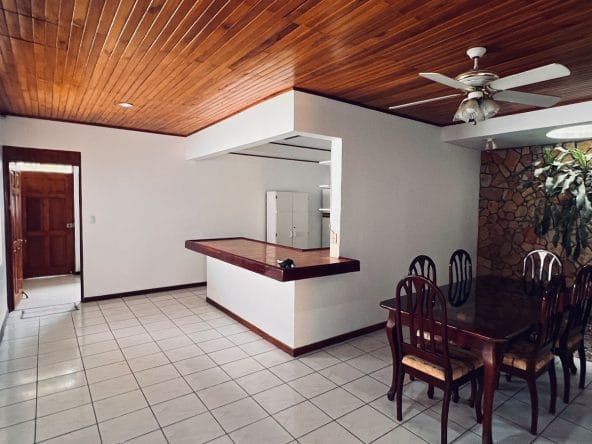 Casa a la venta en residencial Bosques de Doña Rosa en Cariari de Heredia.