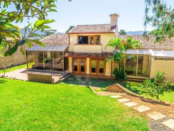 Casa de dos plantas a la venta en Guayabos de Curridabat, San José.