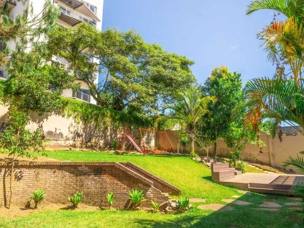 Casa de dos plantas a la venta en Guayabos de Curridabat, San José.