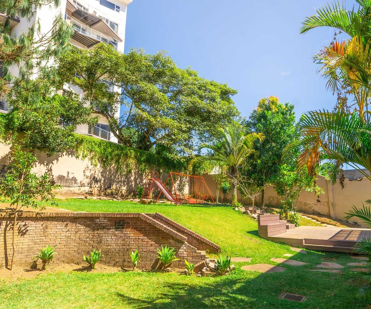 Casa de dos plantas a la venta en Guayabos de Curridabat, San José.