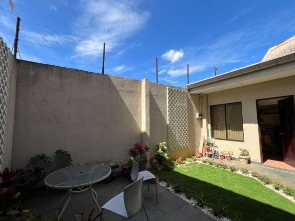 Casa de dos plantas a la venta en Tres Rios de Cartago.