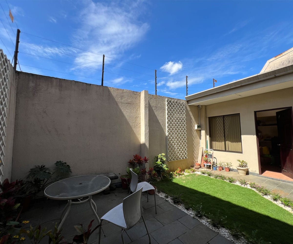 Casa de dos plantas a la venta en Tres Rios de Cartago.