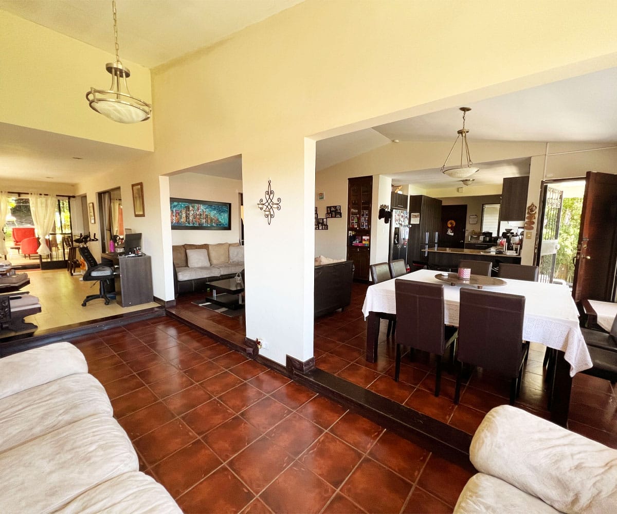 Casa de 5 habitaciones a la venta en La Union de Cartago.