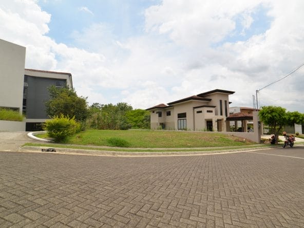 Lote de 780 m2 a la venta en condominio Posada del Río en La Guacima, Alajuela. 