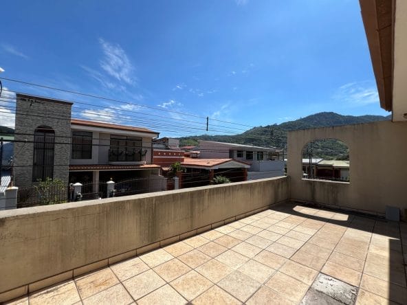 Casa de dos plantas a la venta en Tres Rios de Cartago.