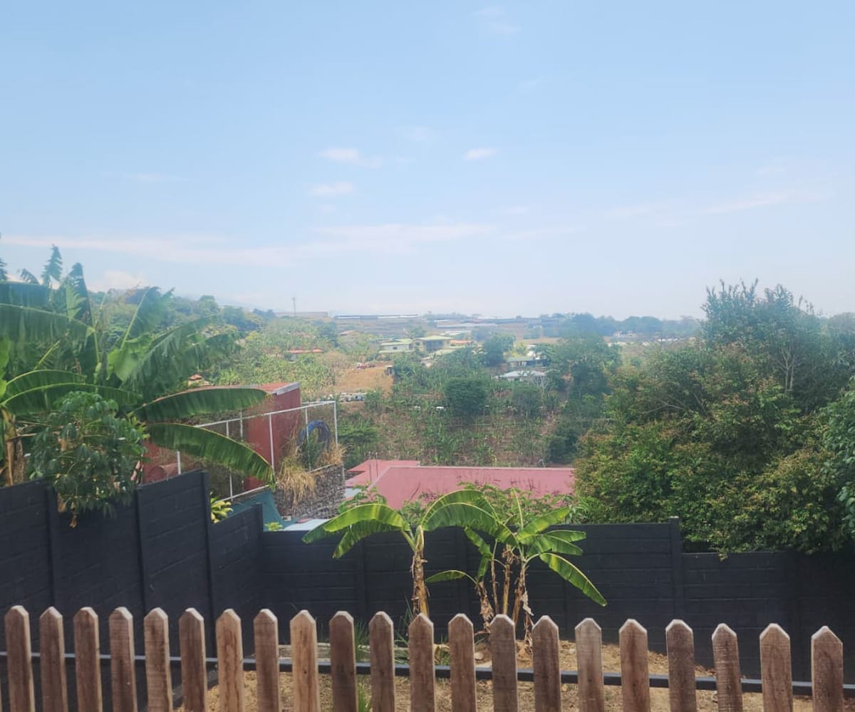 Casa de dos habitaciones a la venta en Sarchí Norte de Alajuela.