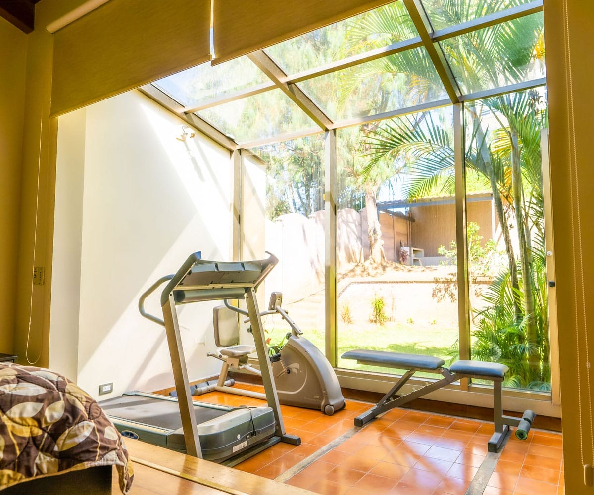 Casa de dos plantas a la venta en Guayabos de Curridabat, San José.