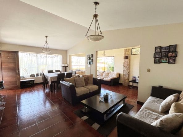 Casa de 5 habitaciones a la venta en La Union de Cartago.