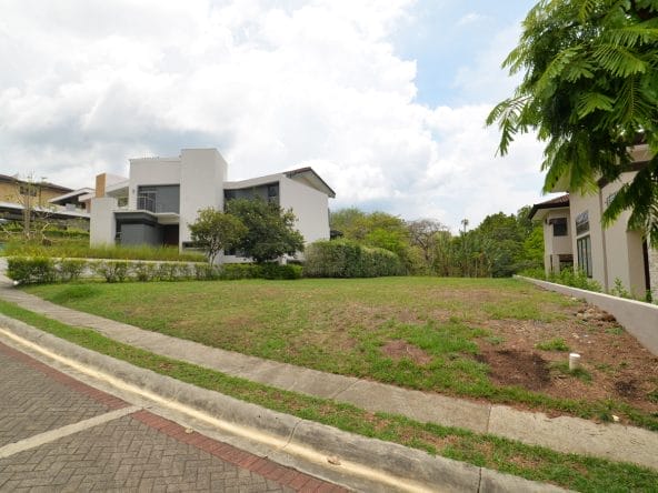 Lote de 780 m2 a la venta en condominio Posada del Río en La Guacima, Alajuela. 