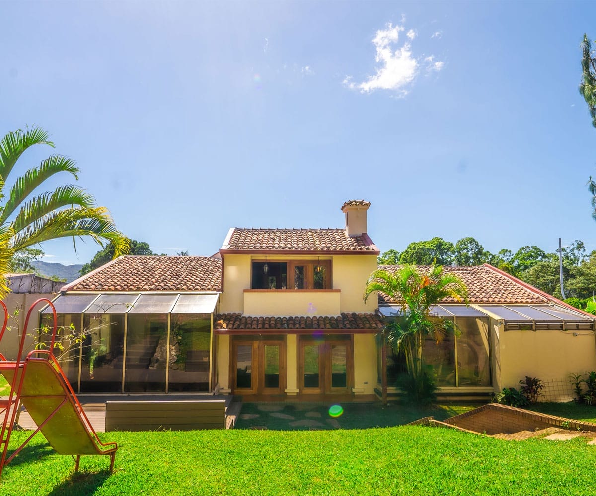 Casa de dos plantas a la venta en Guayabos de Curridabat, San José.