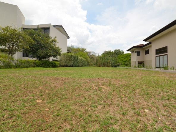 Lote de 780 m2 a la venta en condominio Posada del Río en La Guacima, Alajuela. 