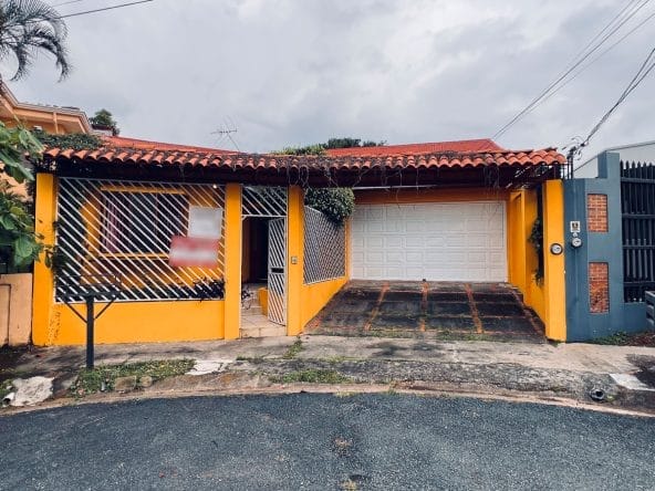 Casa a la venta en residencial Bosques de Doña Rosa en Cariari de Heredia.