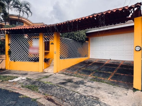 Casa a la venta en residencial Bosques de Doña Rosa en Cariari de Heredia.