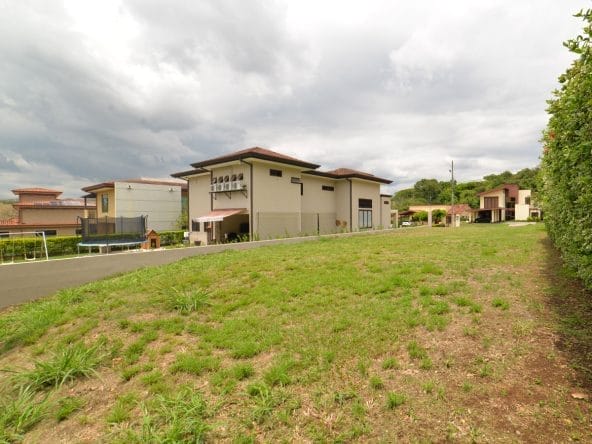 Lote de 780 m2 a la venta en condominio Posada del Río en La Guacima, Alajuela. 