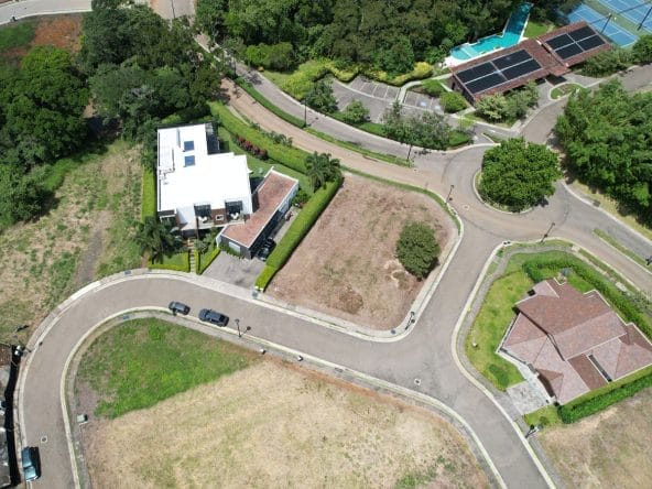 Lote esquinero a la venta en condominio Hacienda Espavel en La Guacima.