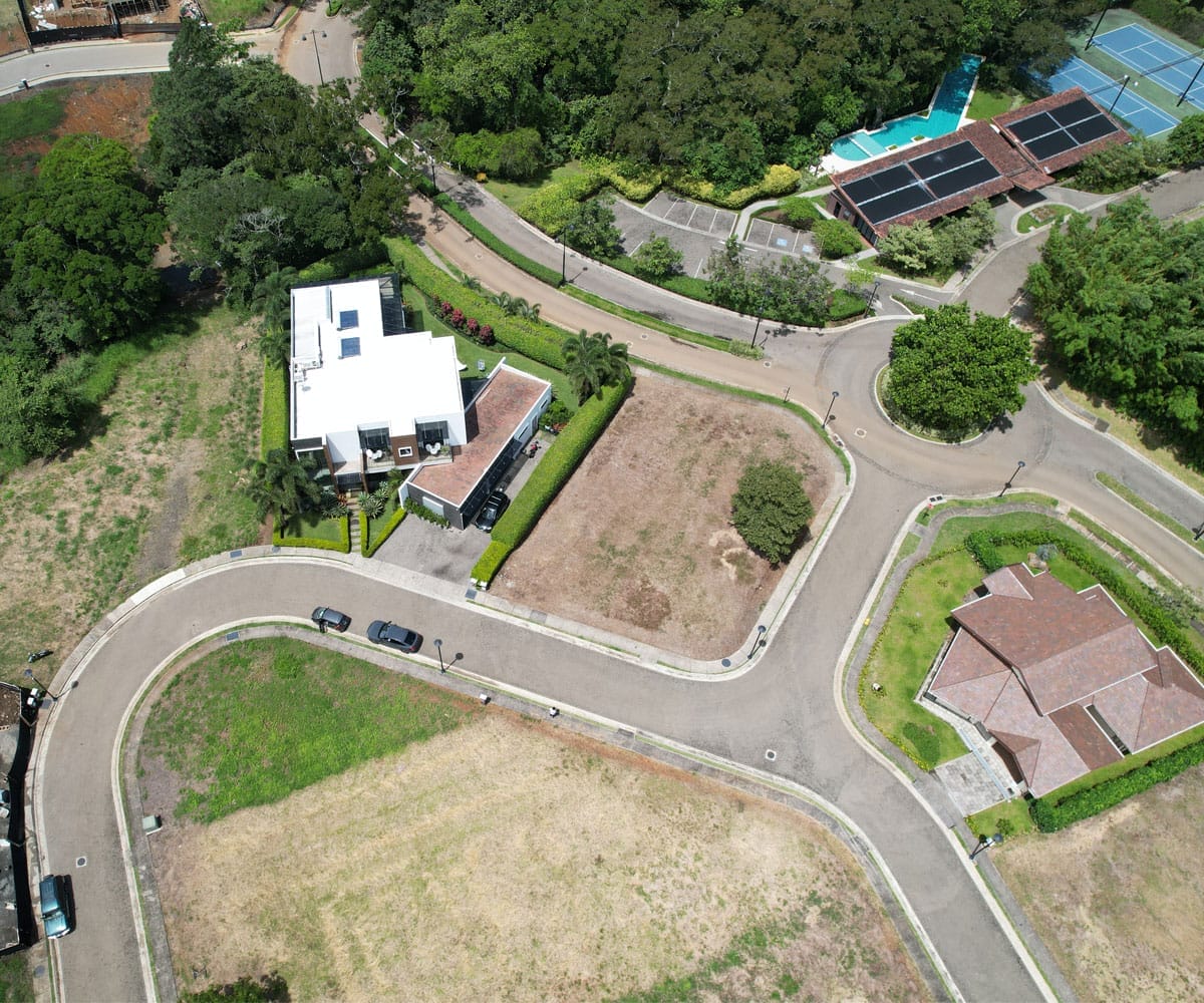 Lote esquinero a la venta en condominio Hacienda Espavel en La Guacima.