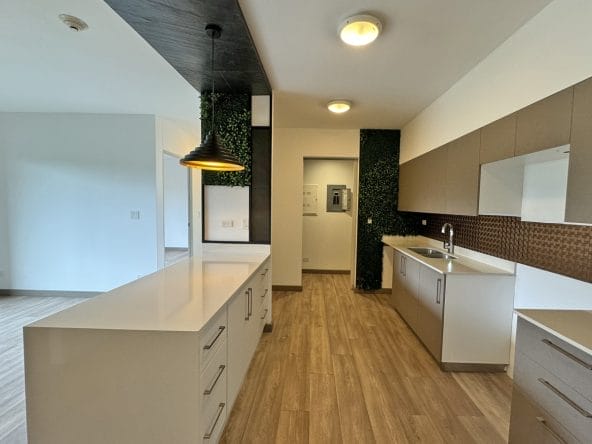 Apartamento moderno de 3 habitaciones a la venta en condominio Lua Living Brasil de Santa Ana. Bien adjudicado bancario