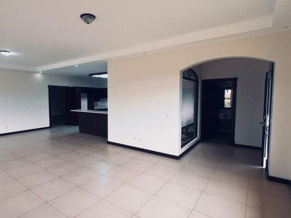 Hermosa y amplia casa de 1 planta a la venta en San Isidro de Heredia.