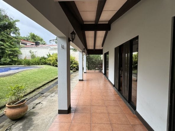 Casa independiente a la venta ubicada en Escazu por los Anonos.